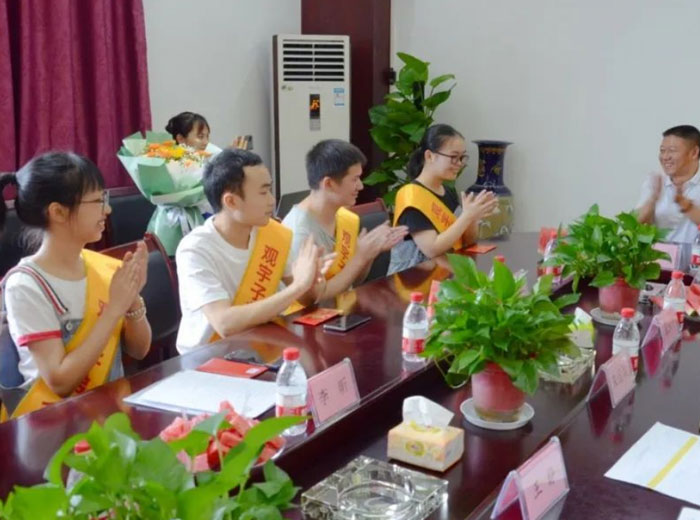 广发网页版情暖 助力奋飞｜广发网页版集团举办2022年职工子女助学奖励金发放仪式