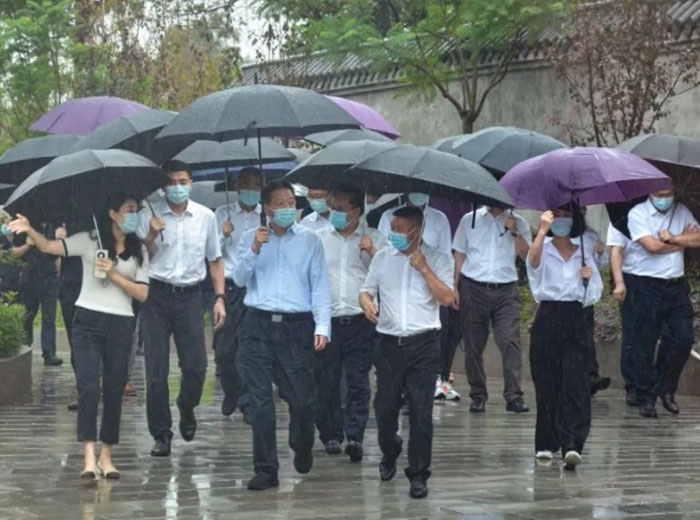政府关怀｜泸州市委书记杨林兴一行莅临广发网页版集团总部基地调研